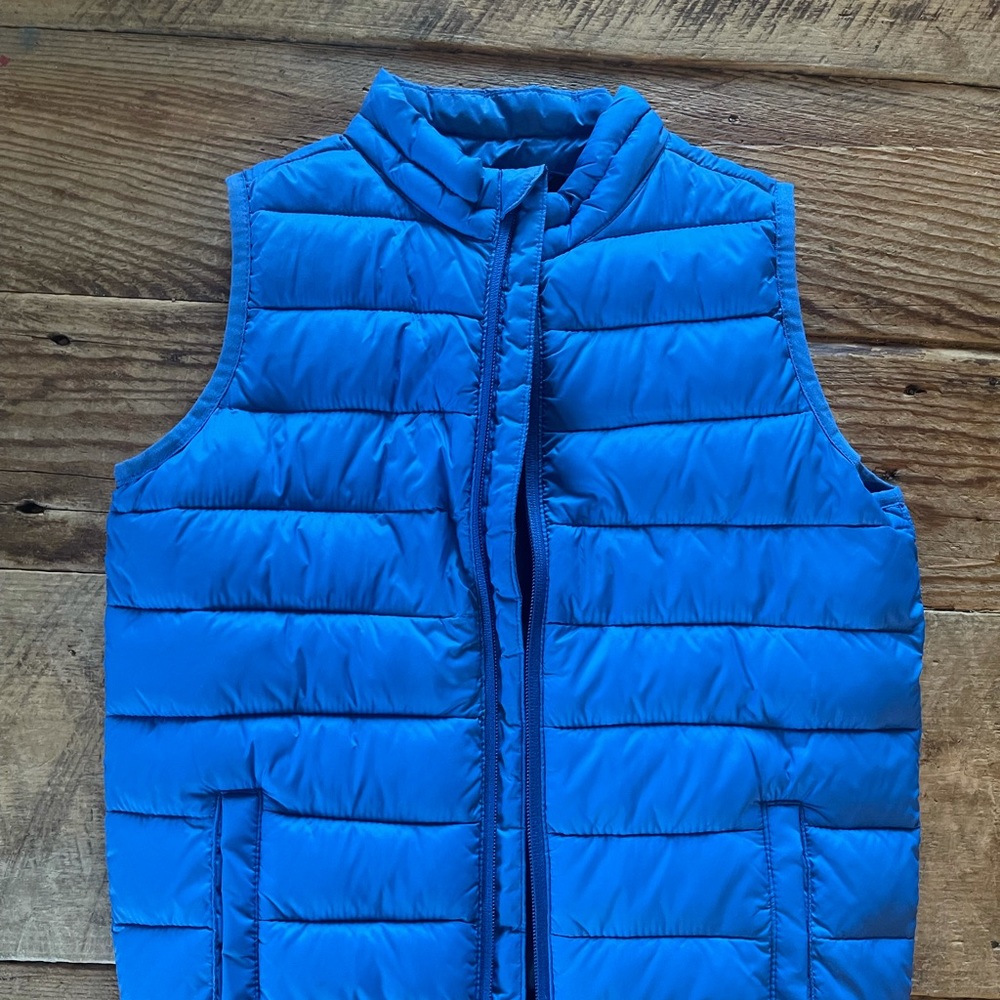 Old Navy boys new with tags puffer vest!  Size 6-7